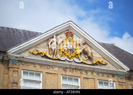 Bunten Wappen auf Gebäude, Marktplatz, Mansfield, Nottinghamshire, England, Vereinigtes Königreich Stockfoto