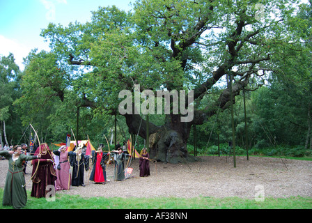 Bogenschützinnen in historischen Kostümen und die Major Oak, Robin Hood Festival, Sherwood Forest, Nottinghamshire, England, Großbritannien Stockfoto