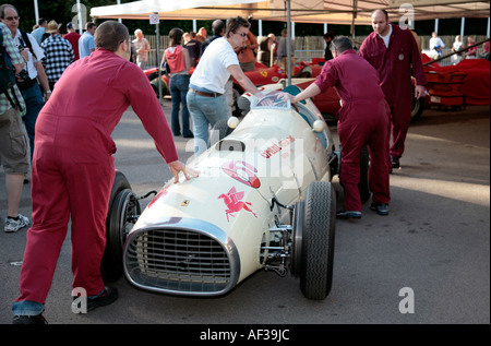 1952 wird Ferrari 375 "Grant Kolbenring Special" von Mechanikern beim Goodwood Festival of Speed in der Koppel geschoben. Stockfoto