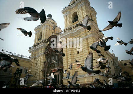 Tauben nehmen in die Luft vor dem 17. Jahrhundert y Museo Convento de San Francisco Kathedrale, Lima, Peru. Stockfoto