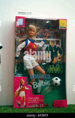 Hamburg verrückte Fußball. Vor dem FIFA 2006. Museum für Hamburgische. Fußball-Spielzeug. Fußball-Barbie Stockfoto