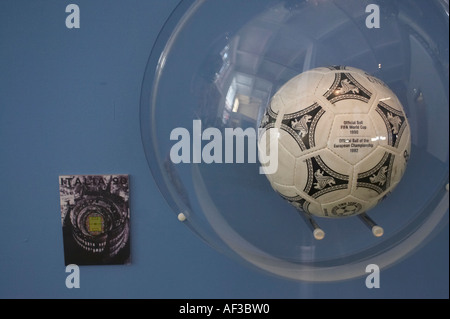 Hamburg verrückte Fußball. Vor dem FIFA 2006. Museum für Hamburgische. FIFA-Italien-Ball Stockfoto