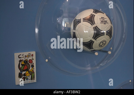Hamburg verrückte Fußball. Vor dem FIFA 2006. Museum für Hamburgische. FIFA-Spanien-Ball Stockfoto