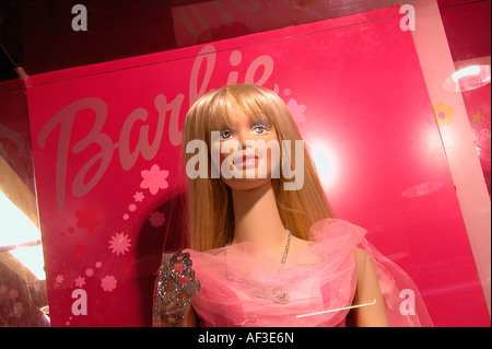 Barbie in einem Spielzeugladen in London. Stockfoto