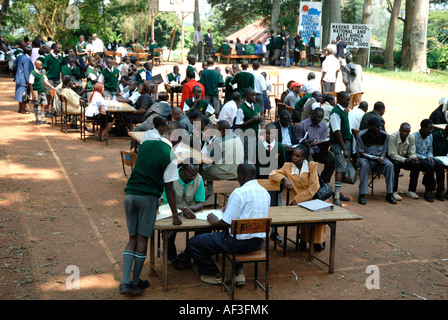 Eltern treffen mit Mitgliedern des Personals um den Fortschritt ihrer Söhne in Maseno School Kenia in Ostafrika zu besprechen Stockfoto