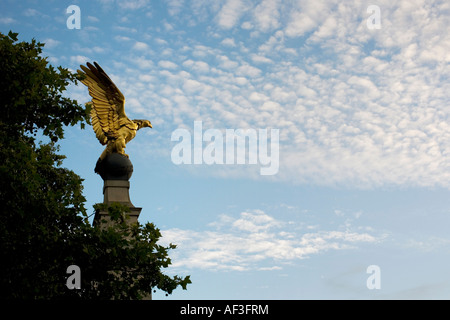 Adler auf RAF Denkmal Thames Embankment, London, UK Stockfoto