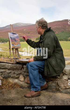 Howard Butterworth Hochland Künstler, Malerei in Öl Mar Lodge Estate schottischer Landschaft Cairngorms National Park, Aberdeenshire, Schottland, Großbritannien Stockfoto