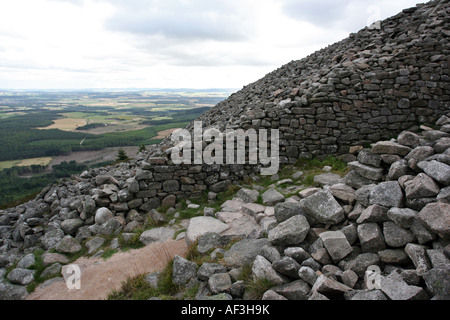 Blick vom Gipfel der Berg Bennachie in der Nähe von Inverurie, Aberdeenshire, Schottland, UK, zeigt der Eisenzeit Wallburg Stockfoto