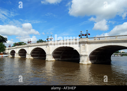 Kingston Bridge and Thames Riverside, Kingston upon Thames, Royal Borough of Kingston upon Thames, Greater London, England, Vereinigtes Königreich Stockfoto