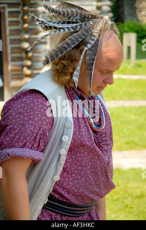 Native American Indian Reenactor mit Federschmuck am Fort Boonesborough Kentucky USA Stockfoto