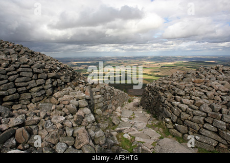 Blick vom Gipfel der Berg Bennachie in der Nähe von Inverurie, Aberdeenshire, Schottland, UK, zeigt der Eisenzeit Wallburg Stockfoto