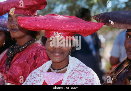 Okahandja in Namibia, rote Fahne Herero Frauen in traditionellen Verschleiß am feierlichen Anlass versammelt Stockfoto