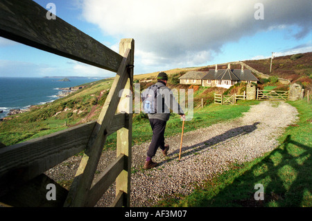 Eine Walker Spaziergänge entlang der Küstenweg in der Nähe von Noss Mayo in Devon UK Stockfoto