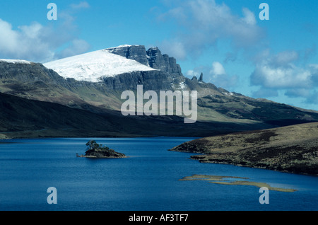 Schottische Winterszene, historisch, Ort der Sicherheit - Blick auf die Storr Isle of Skye von Loch Fada, Highlands, Großbritannien Stockfoto