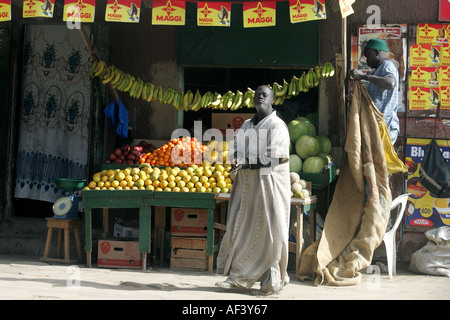 Straßen von St. Louis, Senegal mit Straßenhändler verkaufen Obst und anderen Gütern. Stockfoto