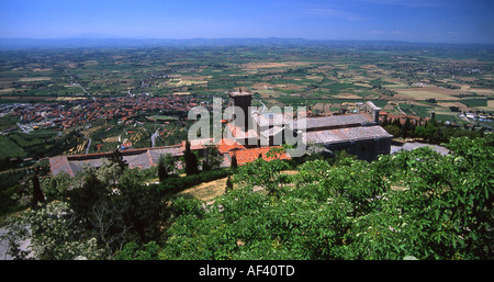 Auf der Suche nach Südwesten über das Valdichiana schlicht aus der höheren Cortona, Toskana, mit der Chiesa Santa Margherita im Vordergrund Stockfoto