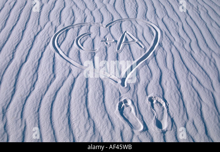 Fuss Druckt Und Herz Mit Buchstaben In Sand Strukturen White Sands National Monument New Mexico Usa Fussabdruecke Und Herz Mit Stockfotografie Alamy