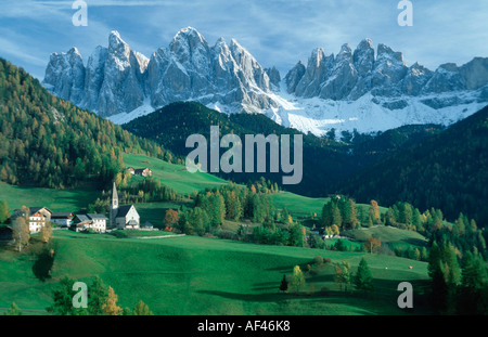 Bergdorf vor der Geisler Gruppe, Dolomiten, Südtirol, Italien Stockfoto