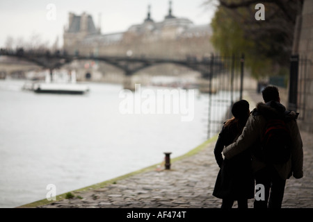 Paar zu Fuß entlang der Seine, Paris Frankreich Stockfoto