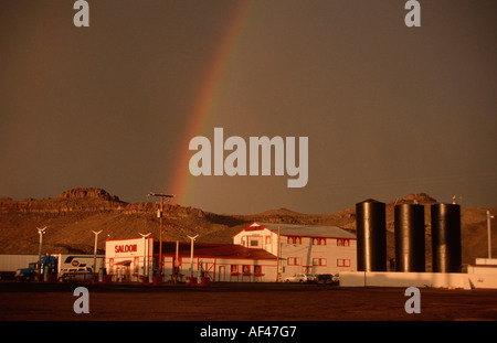 Regenbogen über dem Truckstop und Saloon, Kingman, Arizona, USA Stockfoto