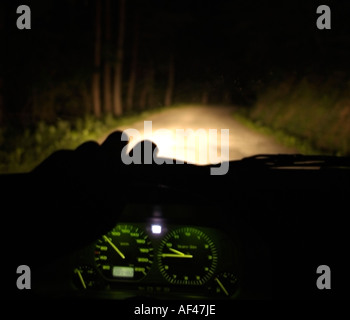 Treiber-Blick aus dem Inneren eines Autos fahren bei Nacht auf einer abgelegenen Landstraße Stockfoto