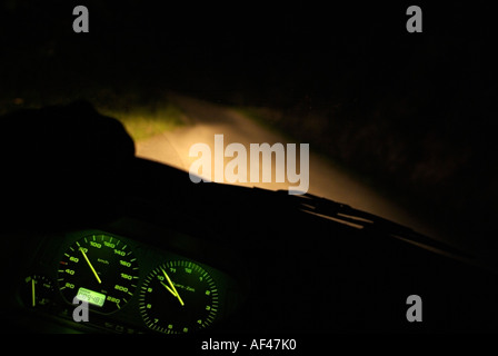 Treiber-Blick aus dem Inneren eines Autos fahren bei Nacht auf einer abgelegenen Landstraße Stockfoto