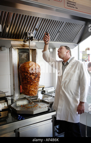 Lebensmittelkontrolle Inspektor prüft eine türkische Snack-bar Stockfoto