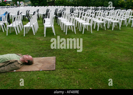 Ein Mann legt vor Beginn der Oper im alten Pfarrhaus zu entspannen. Stockfoto