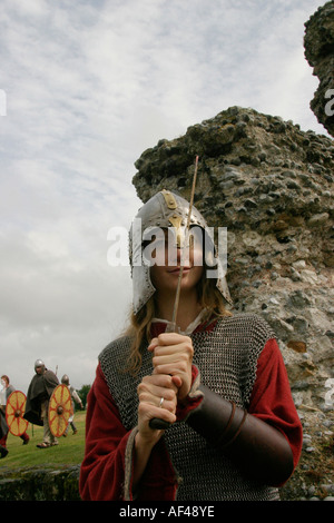 Ein weibliches Mitglied eines römischen re Enactment Gesellschaft während einer Aufführung Stockfoto