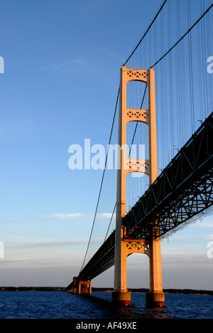 Michigan Mackinac Hängebrücke Sunset golden Tower umfasst Straits of Mackinac von unten gesehen Stockfoto