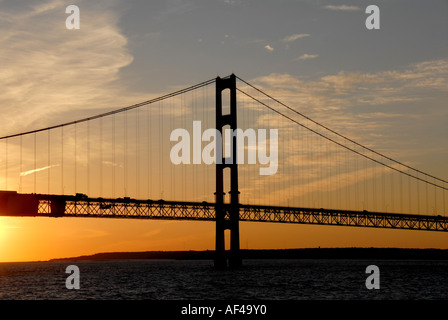 Michigan Mackinac Brücke Sonnenuntergang Silhouette umfasst Straits of Mackinac Stockfoto