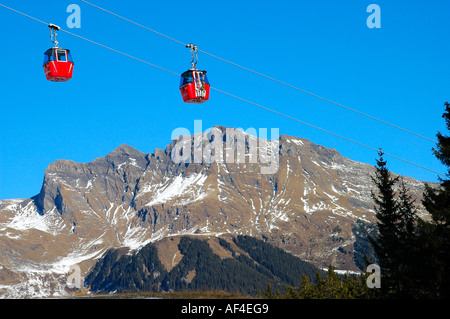 Kabinen der Seilbahn von Grindelwald auf Mount Maennlichen gegen die Winteregg Grat Grindelwald Berner Alpen der Schweiz Stockfoto