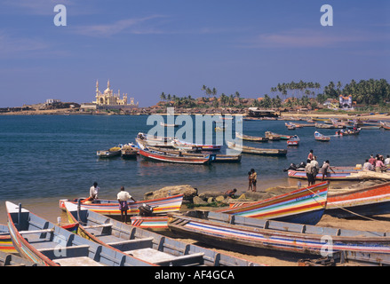 Angelboote/Fischerboote und Moschee Vizhinjam Hafen Kovalam Kerala Indien Stockfoto