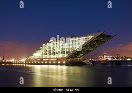 Modernes Bürogebäude Dockland an Elbe im Hamburger Hafen bei Nacht, Hamburg, Deutschland Stockfoto