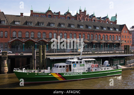 Zoll Boot Oldenburg vor Deutsches Zollmuseum in der alten Speicherstadt Speicherstadt im Hamburger Hafen Stockfoto