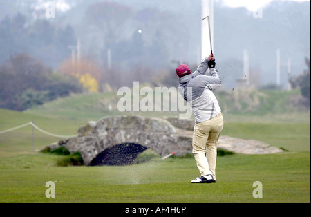 Golfer, die einer Aufnahme über die Swilcan Bridge auf den alten Kurs St Andrews Scotland Stockfoto