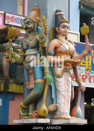 Statuen im Eingangsbereich von Shri Krishna Tempel, Ambalpuram, Kerala Stockfoto