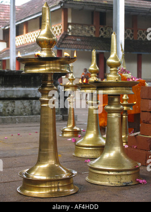 Messing-Lampen in Shri Krishna Tempel, Ambalpuram, Kerala Stockfoto
