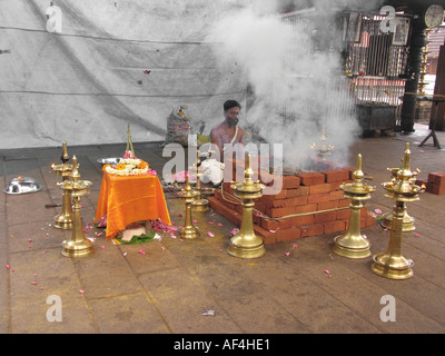 Havanna (hinduistischen heiligen Anbetung) in Shri Krishna Tempel, Ambalpuram, Kerala durchgeführt Stockfoto