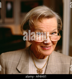 Herr Seniorin mit Brille und Goldschmuck Stockfoto