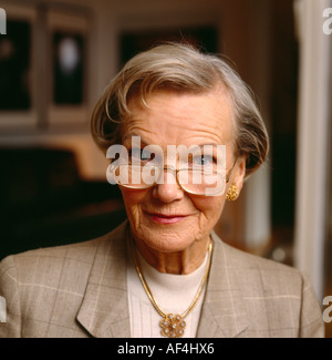 Herr Seniorin mit Brille und Goldschmuck Stockfoto