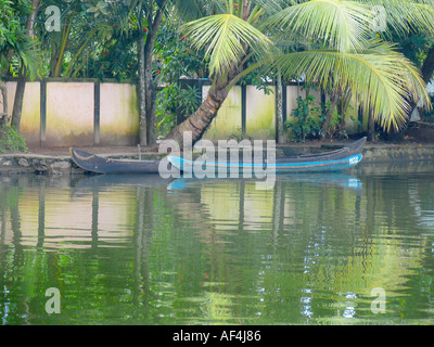 Landschaft – kleine Boote für den allgemeinen Verkehr in Backwaters von Kerala. Indien Stockfoto