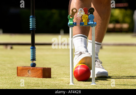 Mann spielen Krocket bei Cheltenham Croquet Club Gloucestershire England UK Stockfoto