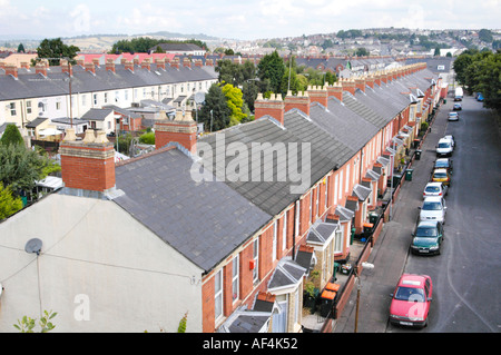 Blick auf Straße und Gehäuse mit Autos parkten außerhalb in Newport South Wales UK Stockfoto