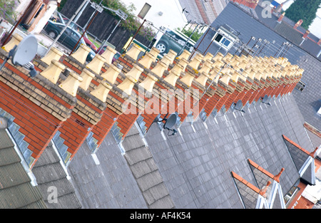 Gesamtansicht über Dächer von terrassenförmig angelegten Straße wohnen in City of Newport South Wales UK Stockfoto