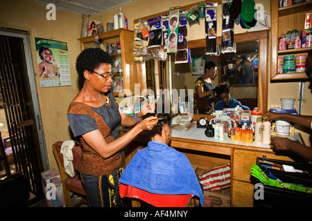 Nigeria Lagos Mitte Erwachsene Frau Haare schneiden jungen Frau im Schönheitssalon Stockfoto