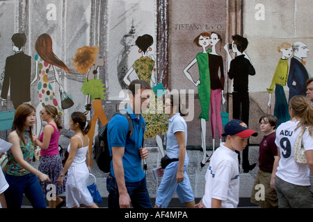 Fußgänger passieren Tiffany & Co auf der 5th Avenue in Manhattan. Hinter dem Gemälde auf das Sperrholz ist gebaut Stockfoto