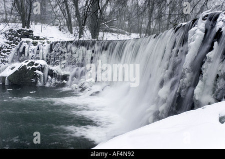 Wasserfall entlang Chester Creek in Delaware County PA USA genommen im Winter während eines Schneesturms mit eine längere Verschlusszeit Stockfoto