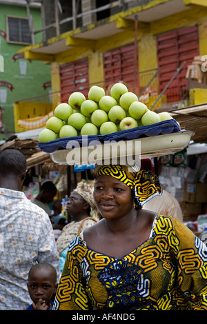 Nigeria Lagos Mitte Erwachsene Frau Apfel auf dem Marktplatz zu verkaufen Stockfoto