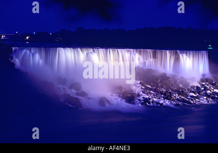 Die American Falls Teil des Niagara Wasserfälle komplexe beleuchtet in dezenten Farben bei Nacht Canada Stockfoto